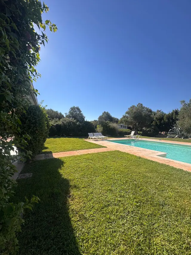 Prato curato attorno a una piscina in campagna