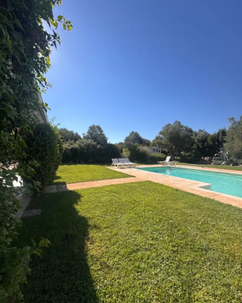 Prato curato attorno a una piscina in campagna
