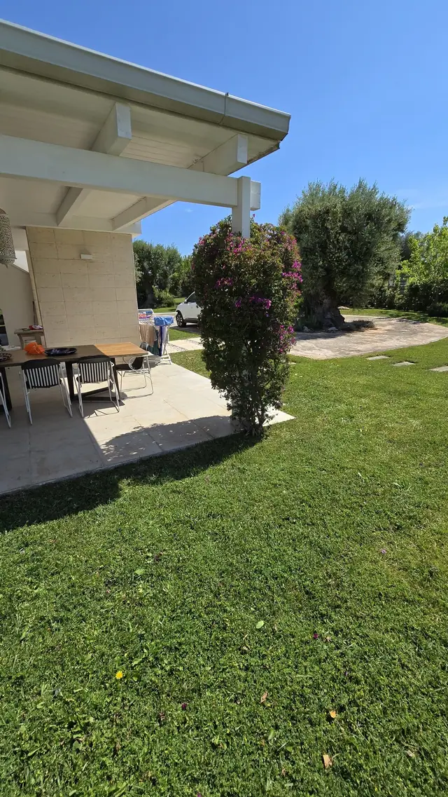 Prato rasato accanto alla veranda di una villa