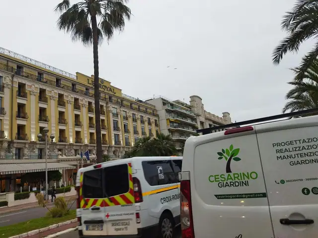Il furgone di Cesarino Giardini sul lungomare di Nizza, davanti a un grande hotel e alle palme